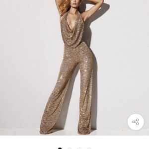 NWT TRENDY & UNIQUE SIZE M. JUMSUIT IN GOLD .